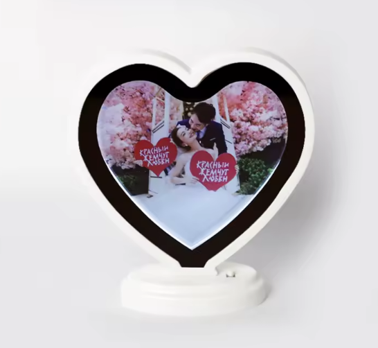 Pasqyre magjike ne forme te zemres